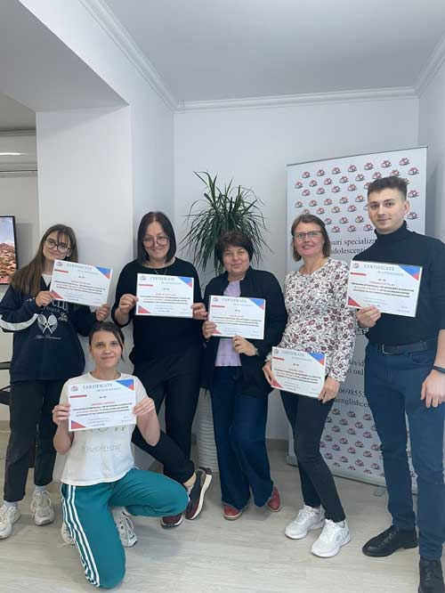 Cursanți Olla English cu diplomele